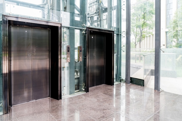 Foto elevador de portas em edifício de escritórios