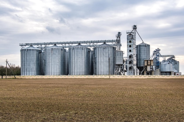 Elevador de granero agroprocesamiento y planta de fabricación para procesamiento y silos de plata para secado, limpieza y almacenamiento de productos agrícolas, harina, cereales y granos.