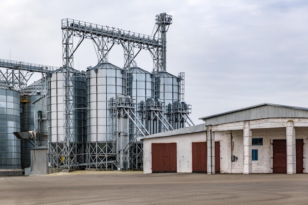 Elevador de granero agroprocesamiento y planta de fabricación para procesamiento y silos de plata para secado, limpieza y almacenamiento de productos agrícolas, harina, cereales y granos.