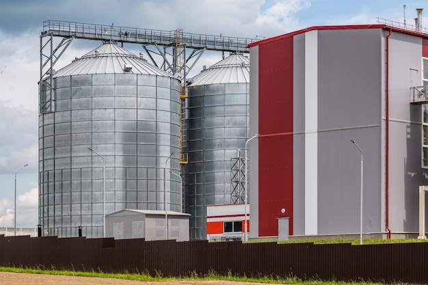 Elevador de granero moderno y línea de limpieza de semillas Silos de plata en plantas de procesamiento y fabricación de productos agrícolas para el procesamiento, secado, limpieza y almacenamiento de productos agrícolas, harina, cereales y granos