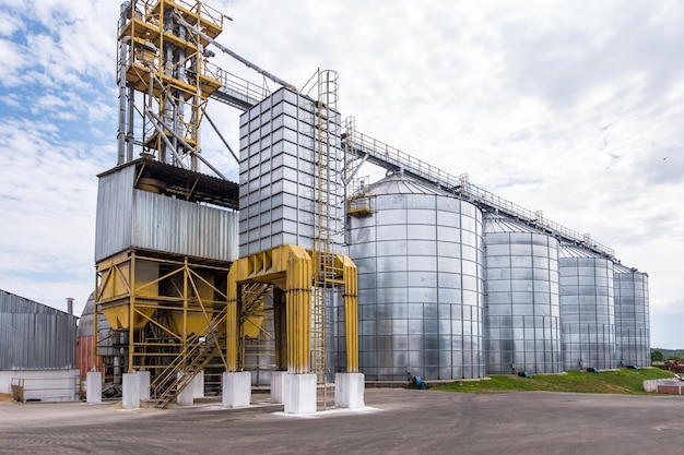 Elevador de granero moderno Silos de plata en la planta de procesamiento y fabricación de productos agrícolas para el procesamiento, secado, limpieza y almacenamiento de productos agrícolas, harina, cereales y granos