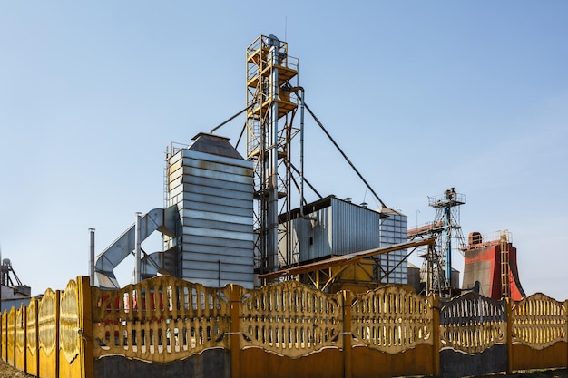 Elevador de granero Silos de plata en la planta de procesamiento y fabricación de productos agrícolas para el procesamiento, secado, limpieza y almacenamiento de productos agrícolas, harina, cereales y granos