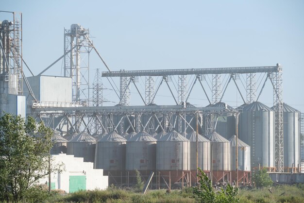 Elevador industrial com tremonha de armazenamento de grãos