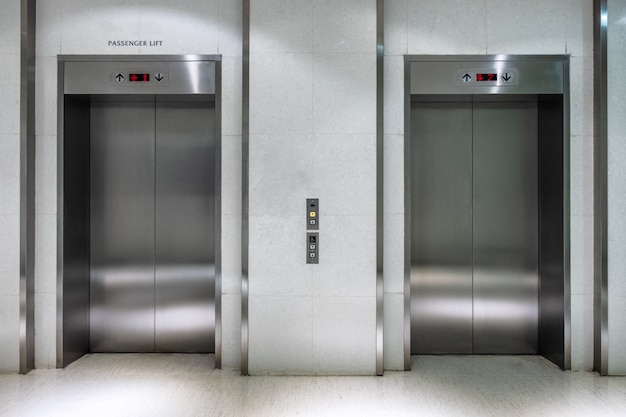 Foto elevador metálico dois portão fechado de elevador de passageiros