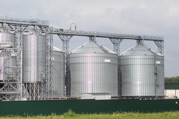 Elevador moderno de grandes silos agrícolas de grãos na secagem de processamento de plantas de fabricação de agroprocessamento