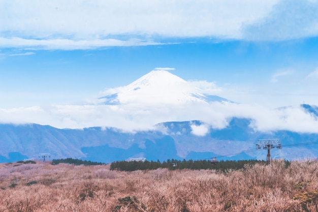 Elevador del teleférico hakone a la montaña owakudani con fuji al fondo