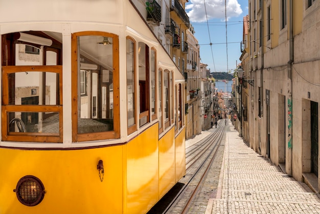 Elevador típico amarelo na cidade de lisboa em portugal - elevador da bica