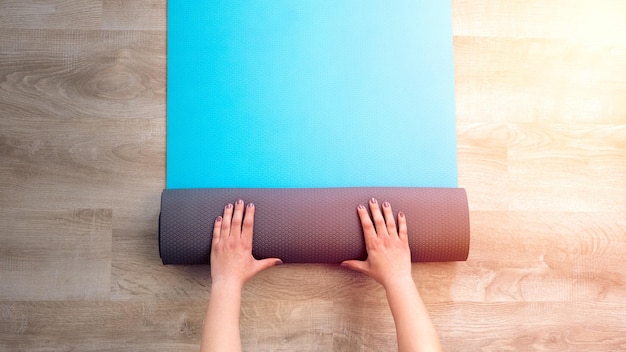 Elevar as mãos femininas em roupas esportivas fazendo ioga em casa meditação de pessoa saudável interior na manhã exercício de fitness de bem-estar e conceitos de equilíbrio de vida profissional