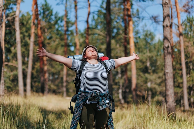 Elevar la aventura más tamaño mujer empoderamiento caminata levantando las manos en la naturaleza abrazar la cumbre de