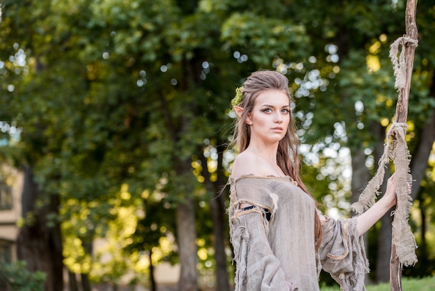 Elfenohren Mädchen. Fantasie junge Frau im Wald