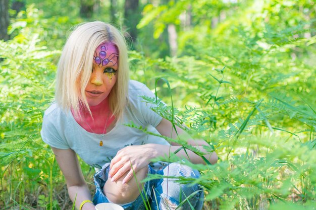 Elfo de fadas da floresta da mulher do conto de fadas na floresta