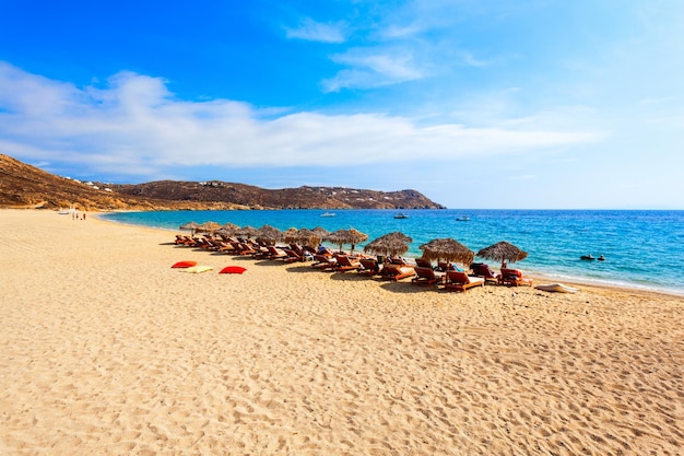 Elia Beach con arena amarilla en la isla de Mykonos, Cyclades en Grecia