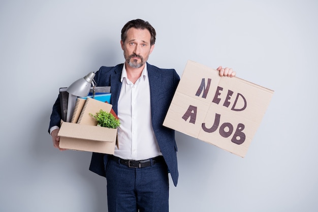 Foto eligieron a un hombre más joven. foto de un perdedor deprimido trabajador anciano desesperado pedir ayuda crisis financiera trabajo perdido retener pertenencias de caja dejar de buscar oportunidad usar traje aislado fondo gris