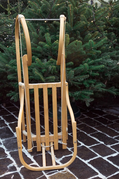 Elija un árbol de Navidad recién cortado en un lote al aire libre en la feria de invierno Tiempo de vacaciones