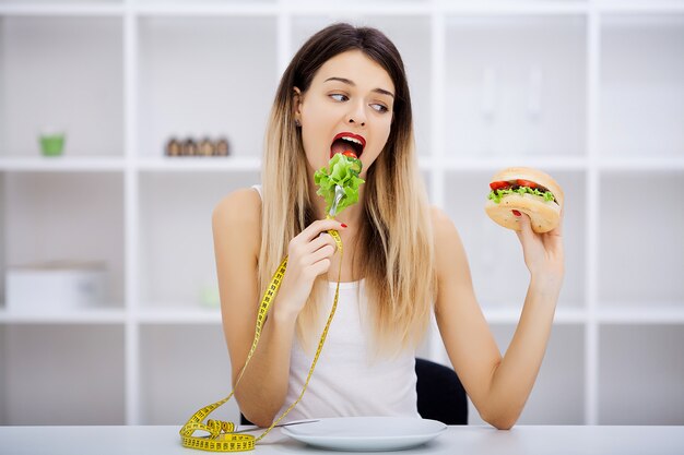 Elija entre comida chatarra versus dieta saludable