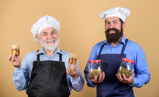 Elija un estilo de vida saludable hombres mayores maduros con barba en la cocina Chef hombres cocinando hombres alegres tienen ingredientes de alimentos preparar comida concepto de cocina alimentación saludable cocinero profesional