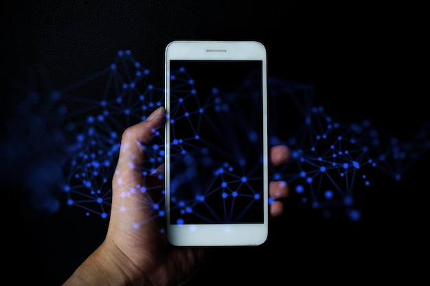 Elija a mano el almacenamiento en la nube del holograma de seguridad del teléfono inteligente móvil con el concepto digital de marketing de redes sociales de Internet, el sistema de aprendizaje profundo de datos de ai, la tecnología en línea de piratas informáticos