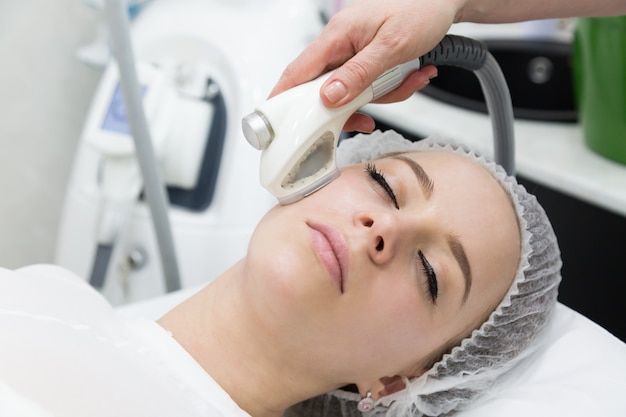 Eliminación de arrugas en la cara y el cuello con masaje.