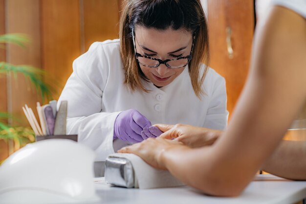 Eliminación de las cutículas de las uñas.