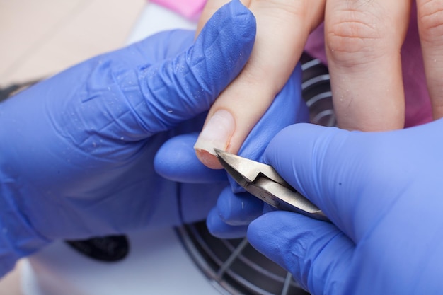 Eliminación de esmalte en gel para un hombre en el salón.