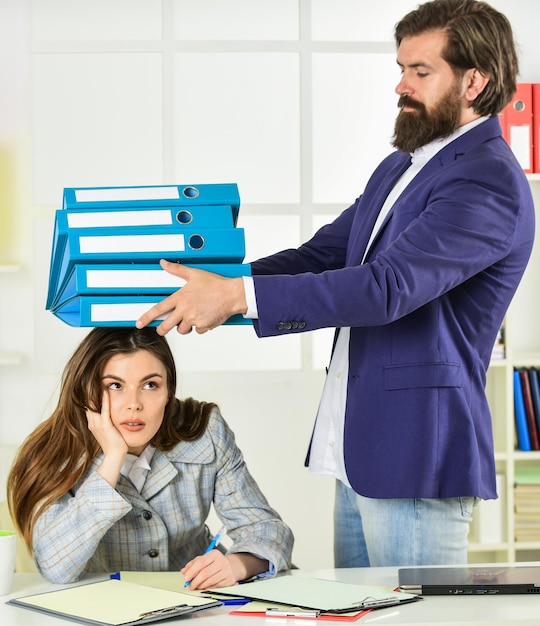 Foto elimine la responsabilidad distribución injusta de tareas presión de liderazgo miedo a perderse restablecer todo el trabajo gente de negocios vida de oficina moderna gerente y jefe con carpeta asistente personal