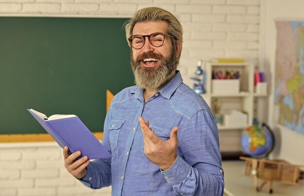 Foto elite college novo ano acadêmico vida de estudante universitário conceito de festival de livros lendo e escrevendo loja de livros de volta à escola conhecimento e educação com homem carregar livro ir à biblioteca