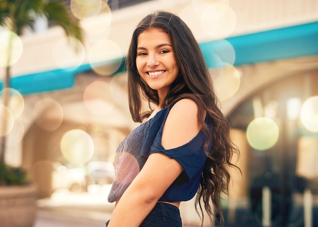 Ella crea su propia felicidad donde quiera que vaya Retrato de una adolescente feliz en la ciudad