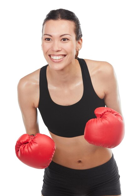 A ella le encanta una buena pelea Captura recortada de una joven atleta boxeando contra un fondo blanco