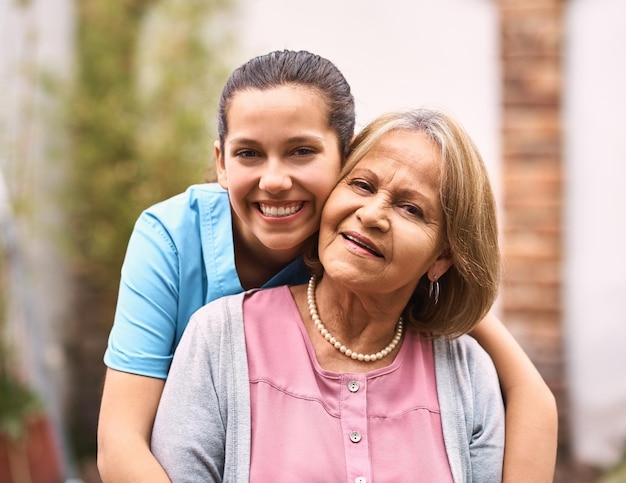 Ella es como una madre para mí Retrato de una paciente mayor afuera con su cuidadora