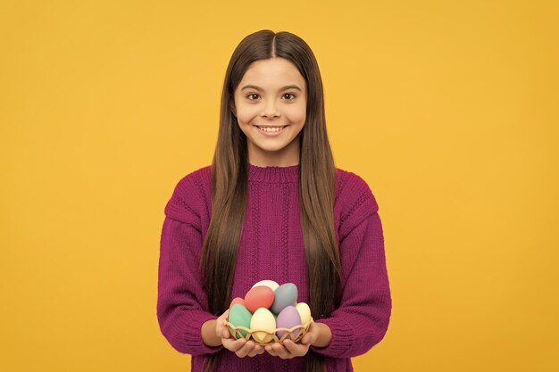 Ella es feliz conejito de pascua cazando comida navideña tradicional lista para la fiesta infancia feliz