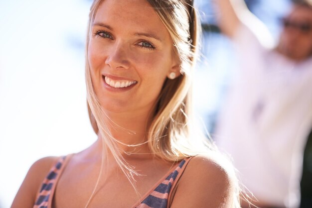 Ella es un hermoso retrato de dama de una hermosa joven en un ambiente al aire libre