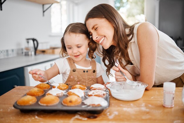 Ella es mi pequeña panadera Fotografía de una mujer horneando con su hija en casa