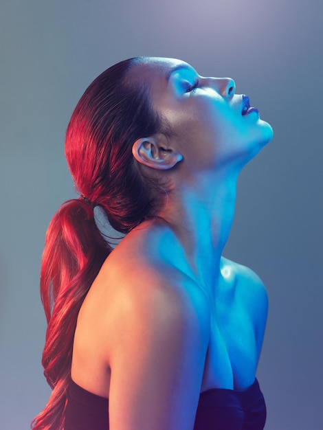 Ella es la persona donde el color se encuentra Foto de estudio de una hermosa joven posando sobre un fondo multicolor