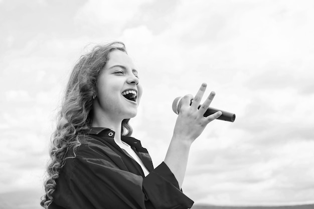 Ella es realmente linda. La música del club de karaoke es mi vida. Niño canta con micrófono. Gerente de eventos alegre. Niño diviértete en la fiesta. Cantante feliz con micrófono.