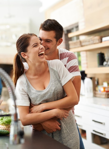 Ella es todo lo que un hombre podría desear Retrato de una pareja joven y atractiva que se une en la cocina