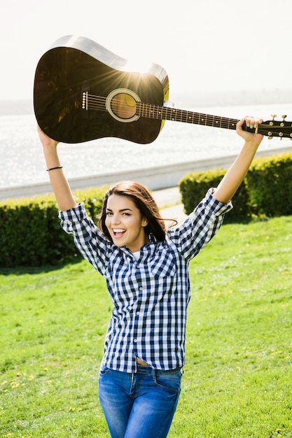 Ella levantó la cabeza por encima de la guitarra.