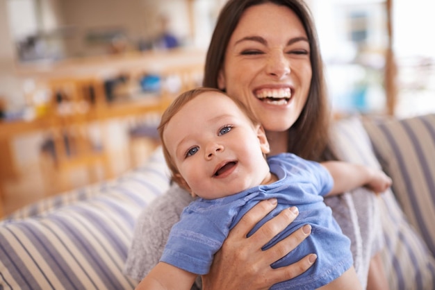 Foto ella se parece a su madre una niña adorable con su madre