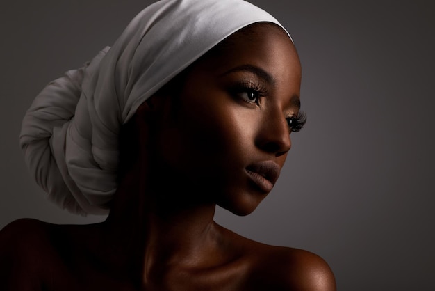 Ella sabe cómo combinar la belleza y la tradición. Foto de estudio de una hermosa joven étnica.