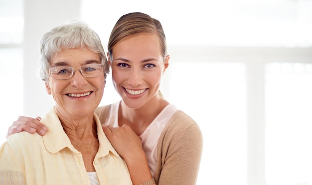 Ella significa el mundo para mí Retrato de una mujer joven sonriente y su madre mayor vinculación