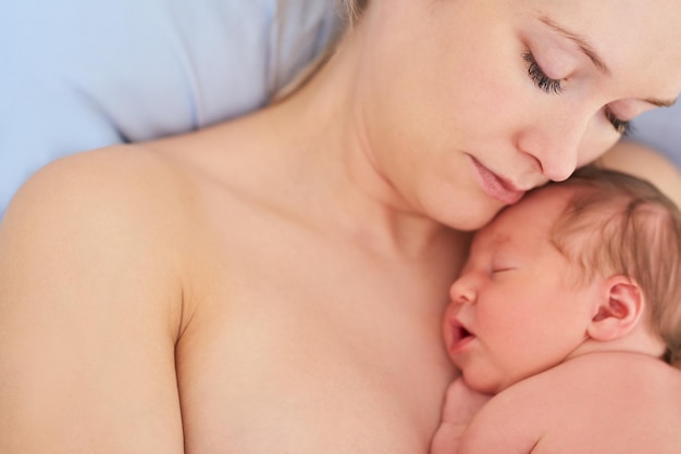 Ella simplemente hace que mi corazón se derrita Foto de una hermosa madre joven y su bebé recién nacido durmiendo juntos en una cama de hospital