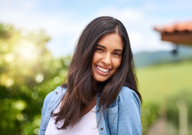 Ella tiene un alma hermosa Retrato recortado de una mujer joven atractiva de pie al aire libre