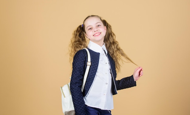 Ella tiene un gran estilo Linda pequeña modelo de moda Niña de moda Niña pequeña con un look de moda Niña con cabello largo y rubio en estilo de moda Niña de moda