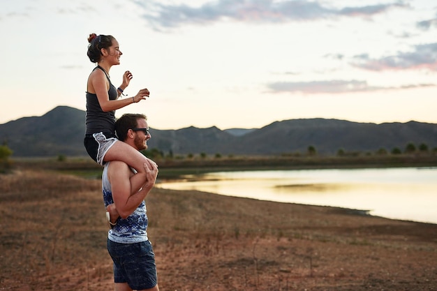 Ella tiene la mejor vista desde ese lugar Foto de jóvenes pasando el día afuera