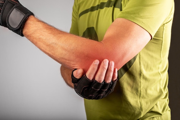 Ellenbogenschmerzen des Athleten Armtraumaverletzung im Fitnessstudio