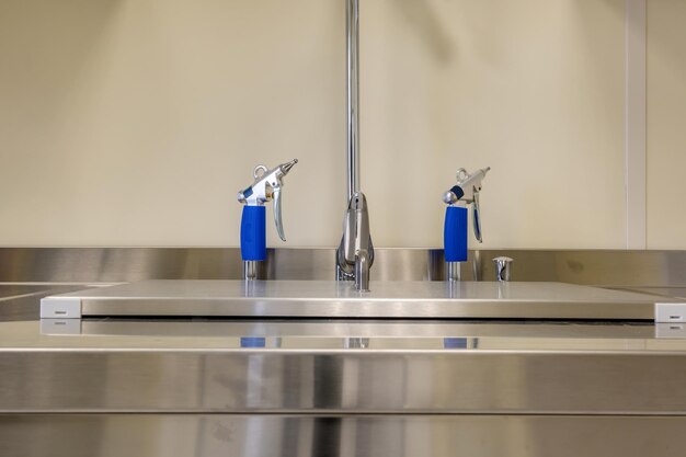 Ellenbogenseife und antiseptischer Spender oder Desinfektionsmittel an der Wand montiert zur Händedesinfektion und Wasserhahn Waschbecken mit Wasserhahn Badezimmer oder Klinik