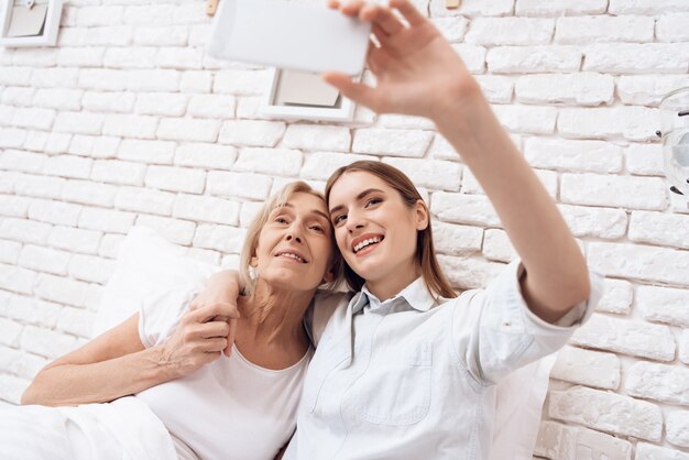 Ellos están tomando selfie en el teléfono.