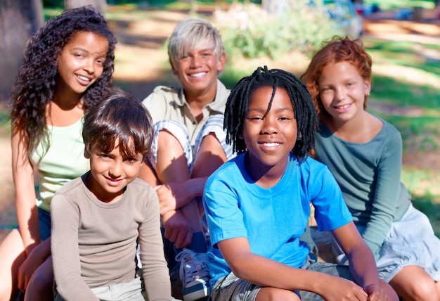 Ellos son nuestro futuro Un grupo de niños sonriendo a la cámara al aire libre