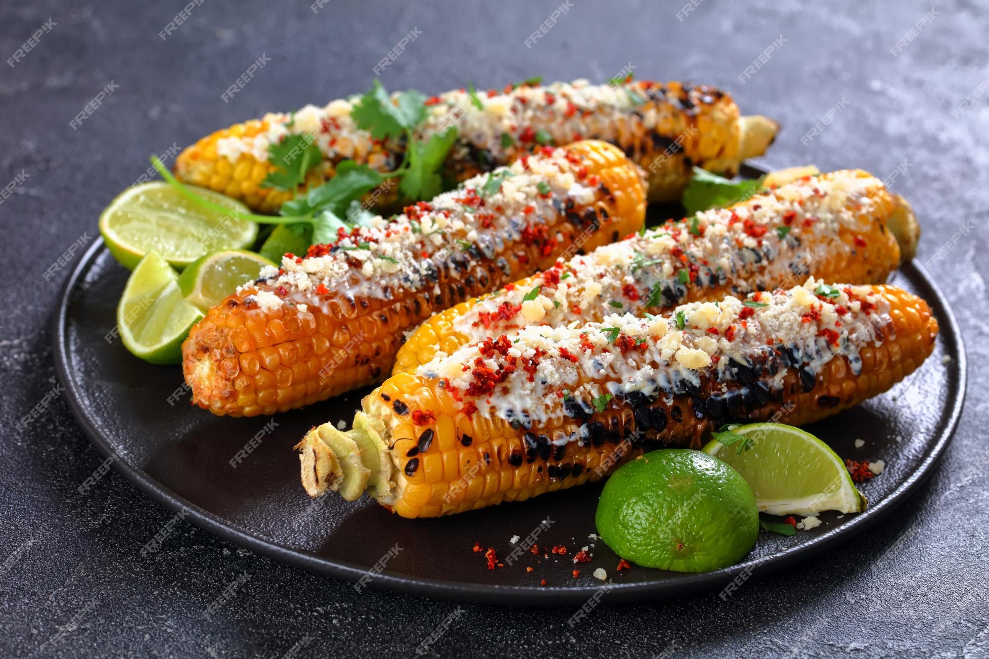 Elote a la parrilla mexican street corn en un plato | Foto Premium