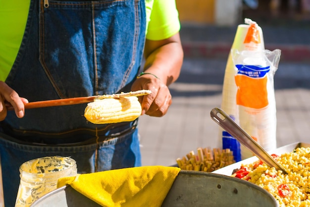 Elotes traditionelles mexikanisches Street Food zubereiten