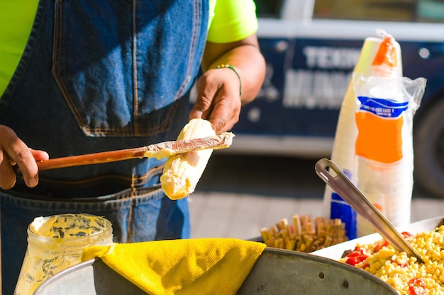 Elotes traditionelles mexikanisches Street Food zubereiten